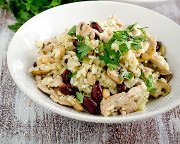 Une bonne association alimentaire fait de riz, poulet et haricots