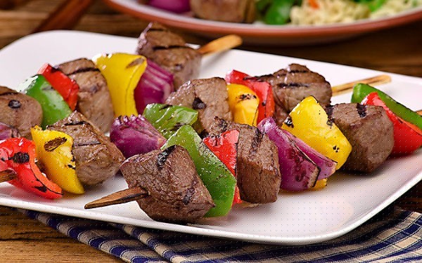 Une bonne association alimentaire pour une génétique de nomade - brochettes de bœufs avec légumes